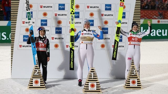 Die Norwegerin Maren Lundby (M) siegte auf der Großschanze vor der Japanerin Sara Takanschi (l) und Nika Kriznar aus Slowenien.