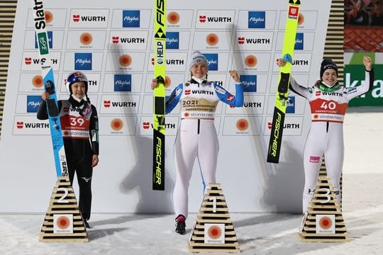 Die Norwegerin Maren Lundby (M) siegte auf der Großschanze vor der Japanerin Sara Takanschi (l) und Nika Kriznar aus Slowenien.