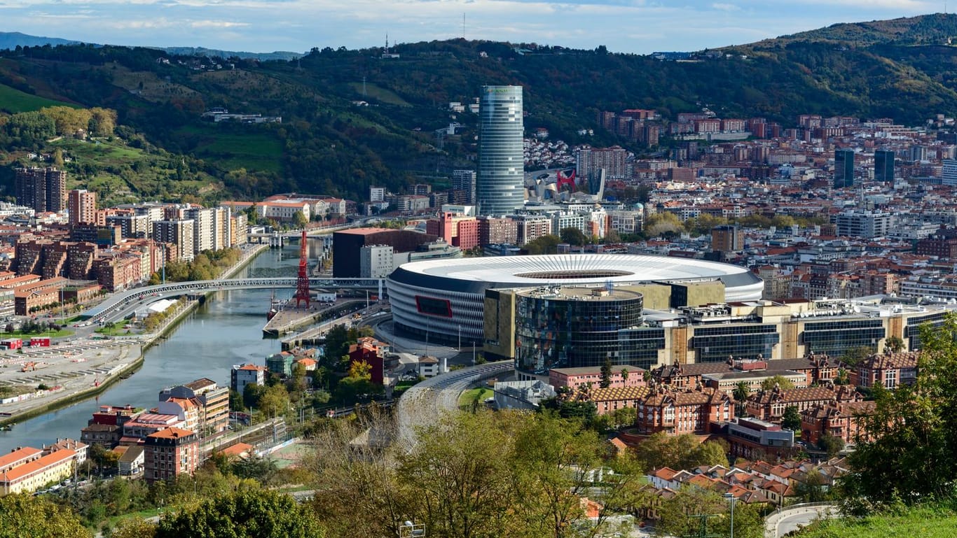 Das malerisch am Flussufer gelegene Estadio San Mames in Bilbao wird wohl kein EM-Spielort sein.