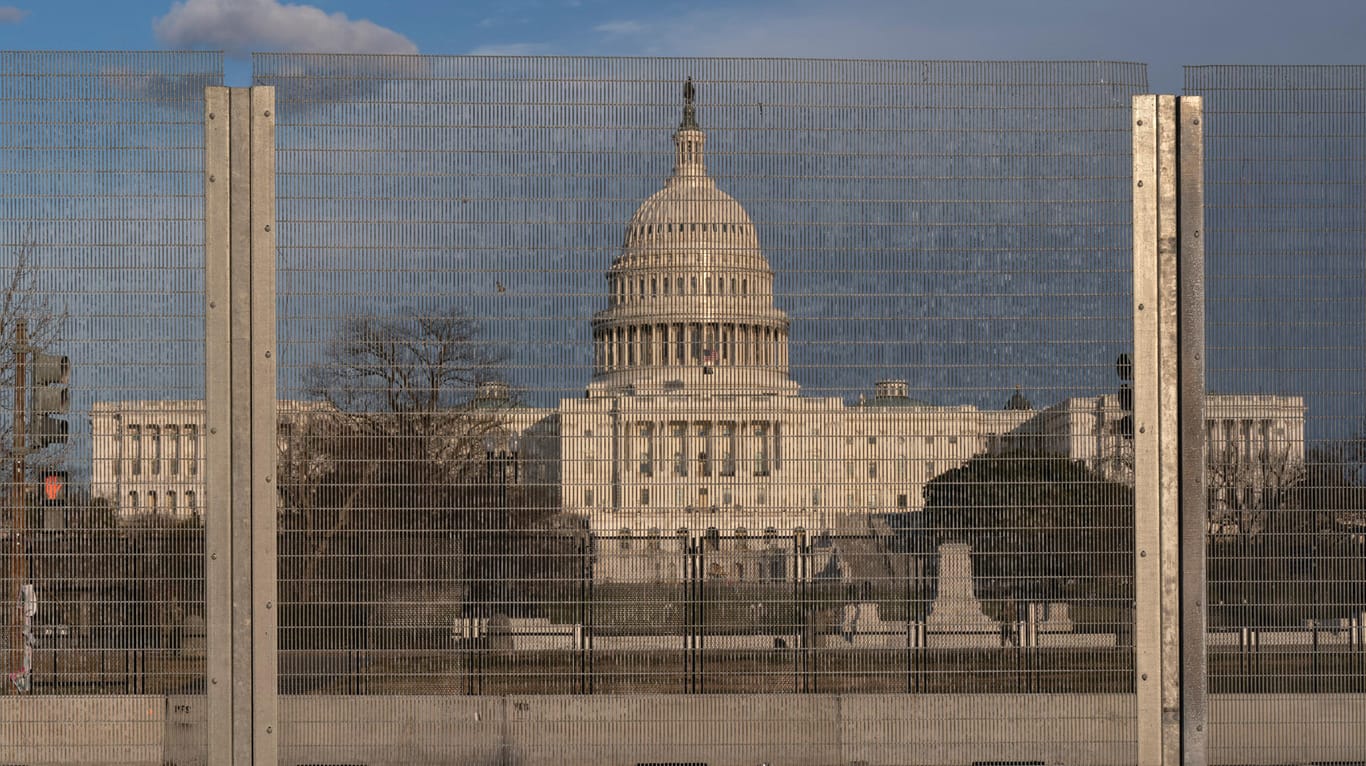 Sicherheitszäune versperren das Gelände des US-Kapitols in Washington: Die Zahl der Sicherheitskräfte wurde jetzt erhöht.