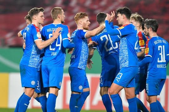 Die Mannschaft von Holstein Kiel bejubelt ein Tor gegen Rot-Weiss Essen.