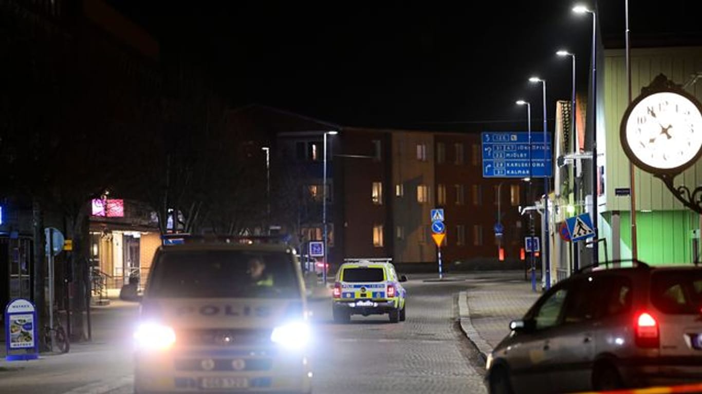 Polizeiwagen stehen in der Nähe eines abgesperrten Bereichs nach dem Angriff auf mehrere Menschen in Vetlanda.