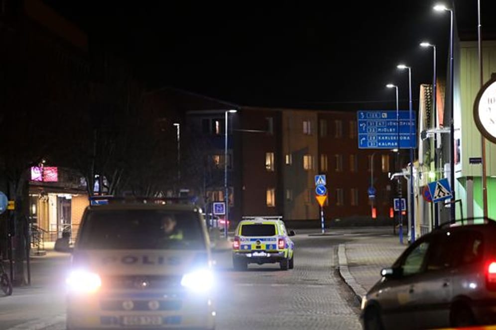 Polizeiwagen stehen in der Nähe eines abgesperrten Bereichs nach dem Angriff auf mehrere Menschen in Vetlanda.