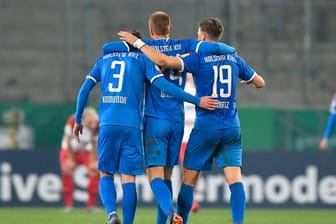 Holstein Kiel-Spieler feiern Sieg gegen Essen