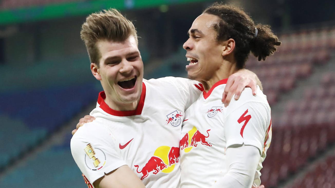 Torschütze Yussuf Poulsen jubelt mit Alexander Sörloth (v.r.): RB Leipzig zieht ins DFB-Pokal-Halbfinale ein.