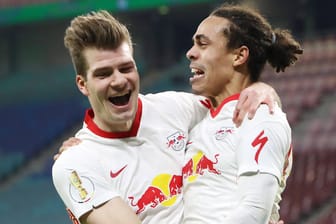 Torschütze Yussuf Poulsen jubelt mit Alexander Sörloth (v.r.): RB Leipzig zieht ins DFB-Pokal-Halbfinale ein.