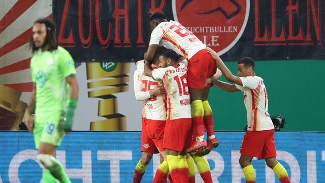 Die Spieler von RB Leipzig feiern das Tor zum 1:0 gegen den VfL Wolfsburg durch Stürmer Yussuf Poulsen (verdeckt). Die Spieler von RB Leipzig feiern das Tor zum 1:0 gegen den VfL Wolfsburg durch Stürmer Yussuf Poulsen (verdeckt).