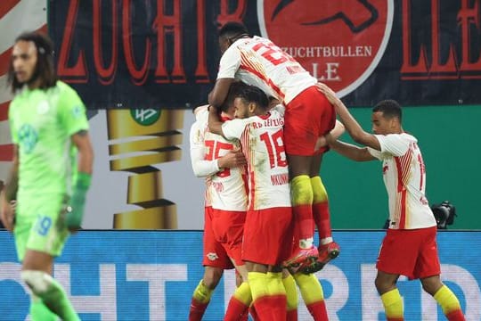 Die Spieler von RB Leipzig feiern das Tor zum 1:0 gegen den VfL Wolfsburg durch Stürmer Yussuf Poulsen (verdeckt).