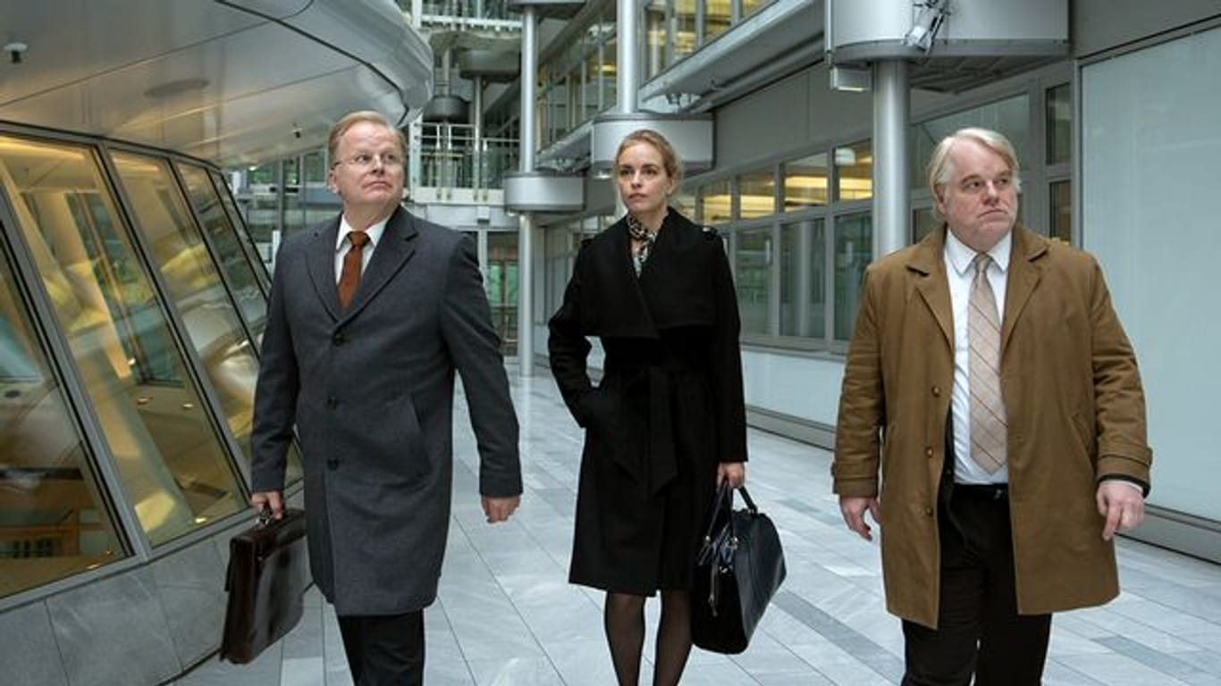 Michael Axelrod (Herbert Grönemeyer, l-r), Erna Frey (Nina Hoss) und Günther Bachmann (Philip Seymour Hoffman) im Spionagethriller.