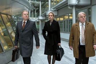 Michael Axelrod (Herbert Grönemeyer, l-r), Erna Frey (Nina Hoss) und Günther Bachmann (Philip Seymour Hoffman) im Spionagethriller.