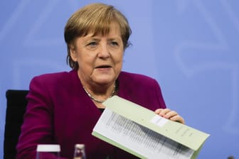 Bundeskanzlerin Angela Merkel (CDU): "Wir geben politisch einen Puffer, weil wir auf die neuen Testmöglichkeiten vertrauen."