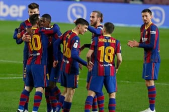 Die Spieler des FC Barcelona feiern das 1:0 gegen den FC Sevilla.