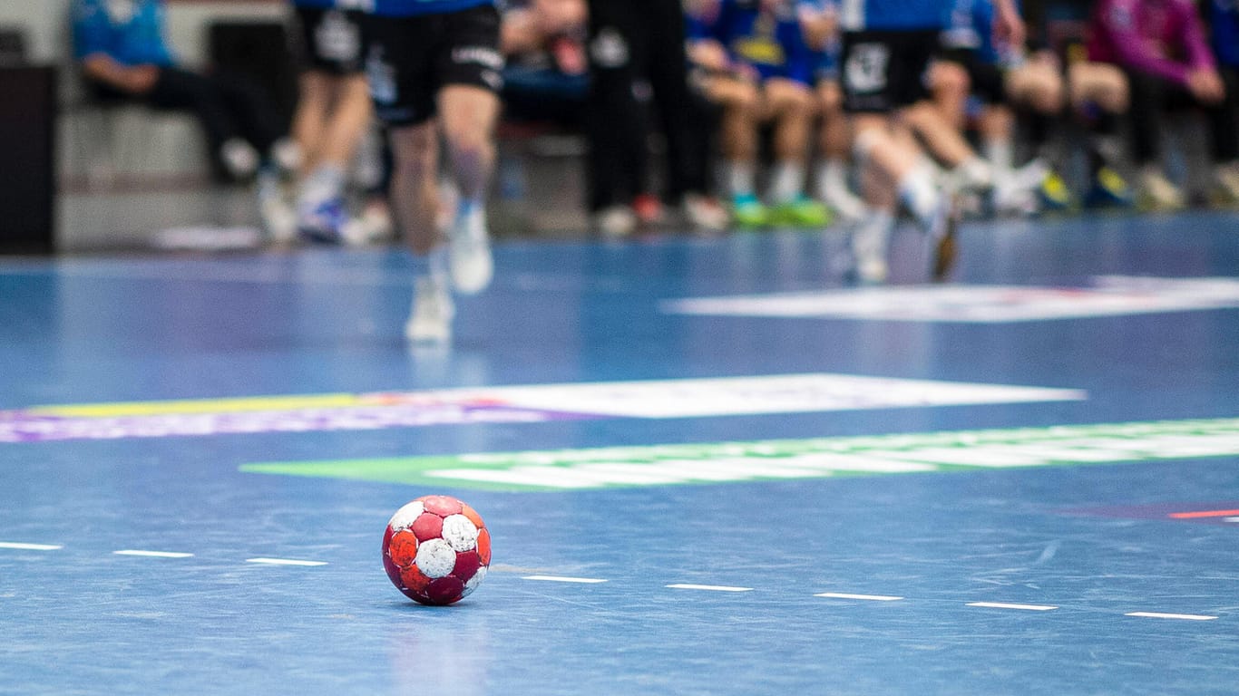 Ein Handball-Spiel (Symbolbild): Es gibt erste Aussichten auf Lockerungen für den Amateursport.