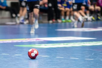 Ein Handball-Spiel (Symbolbild): Es gibt erste Aussichten auf Lockerungen für den Amateursport.