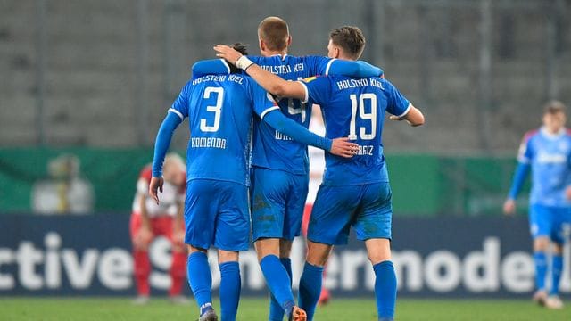 Kieler Helden feiern den Einzug ins DFB-Pokal-Halbfinale auf dem Platz - und später auch im Bus.