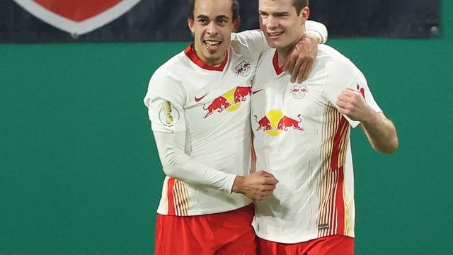 Leipzigs Stürmer Yussuf Poulsen (l) und Stürmer Alexander Sörloth feiern gemeinsam. Leipzigs Stürmer Yussuf Poulsen (l) und Stürmer Alexander Sörloth feiern gemeinsam.