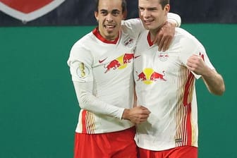 Leipzigs Stürmer Yussuf Poulsen (l) und Stürmer Alexander Sörloth feiern gemeinsam.