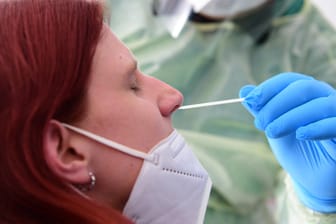 Corona Schnelltest mit einem Nasenabstrich: Etwa 12.000 Neuinfektionen sind dem Robert Koch-Institut gemeldet worden.