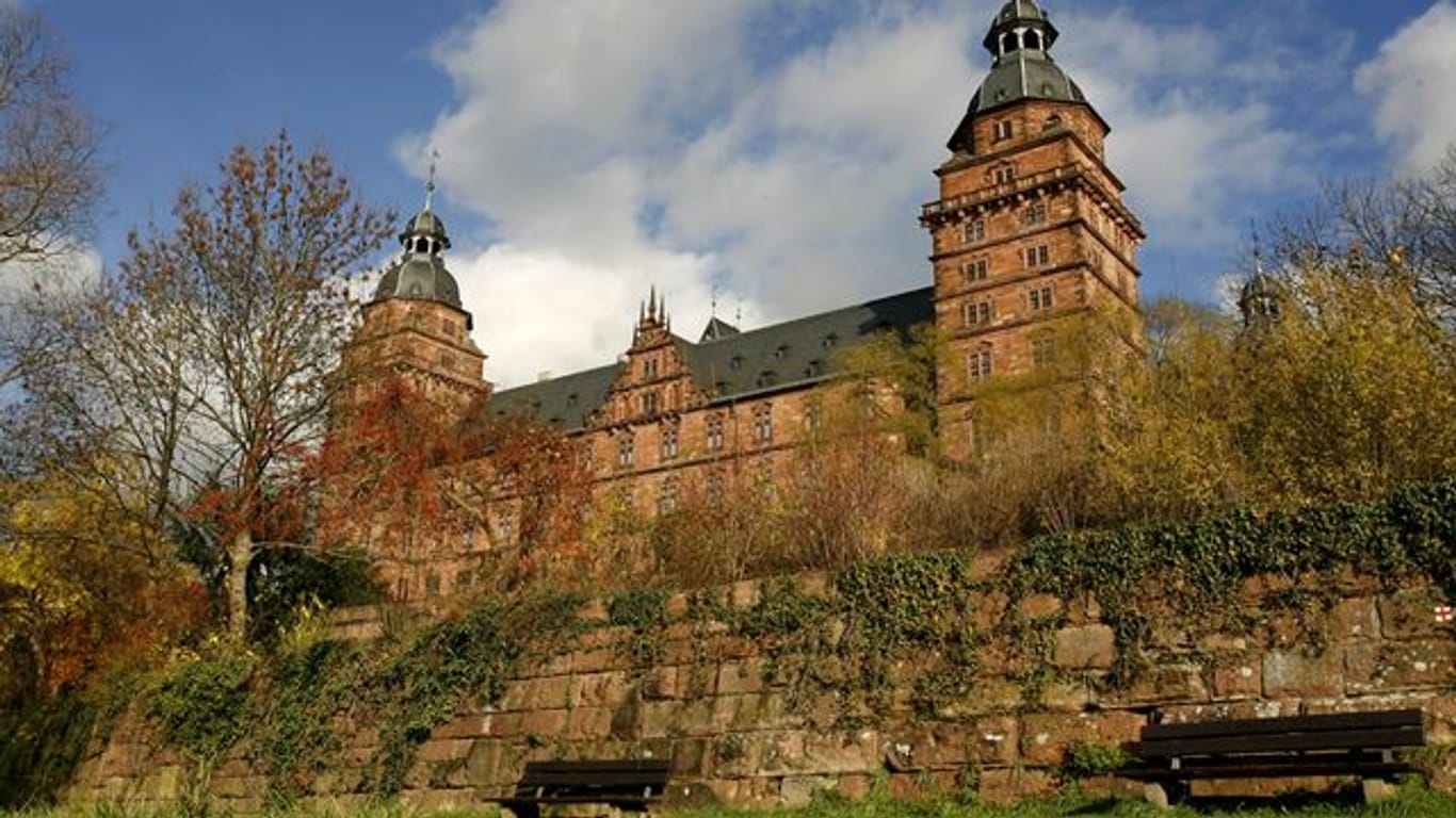 Um einen coronakonformen Prozess zu ermöglichen, wird im Schloss Johannisburg verhandelt.
