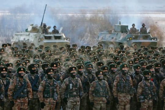 Chinesische Soldaten bei einer Übung bei minus 20 Grad Celsius im Uigurischen Autonomen Gebiet Xinjiang.