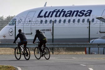Eine stillgelegte Lufthansa-Maschine am Berliner Flughafen Schönefeld: Ein Großteil der Flotte befindet sich am Boden.