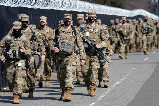 Soldaten der Nationalgarde patrouillieren entlang eines Sicherheitszauns vor dem US-Kapitol in Washington.