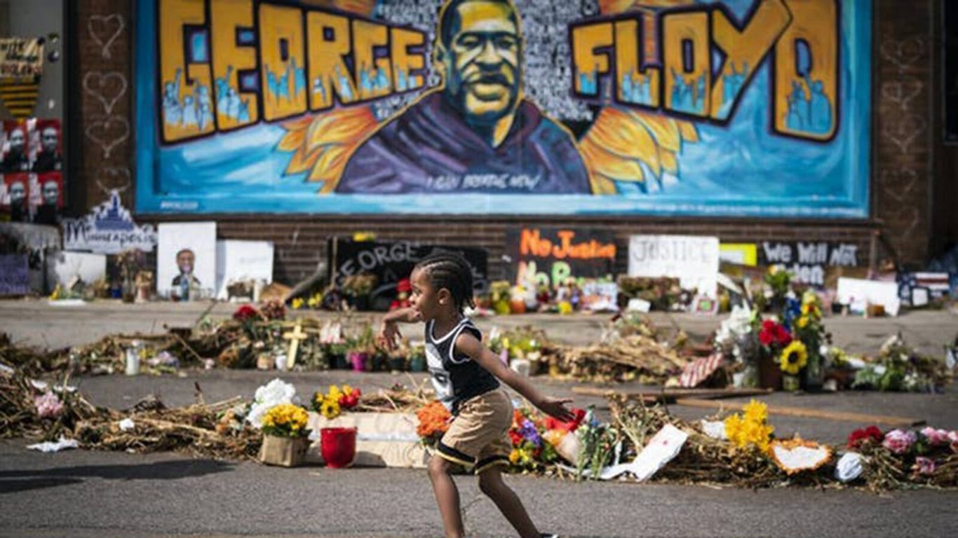 Gedenkort für George Floyd: Der unbewaffnete Floyd war in Minneapolis bei einer brutalen Festnahme ums Leben gekommen. Sein Tod führte im ganzen Land zu Massenprotesten gegen Polizeigewalt und Rassismus.