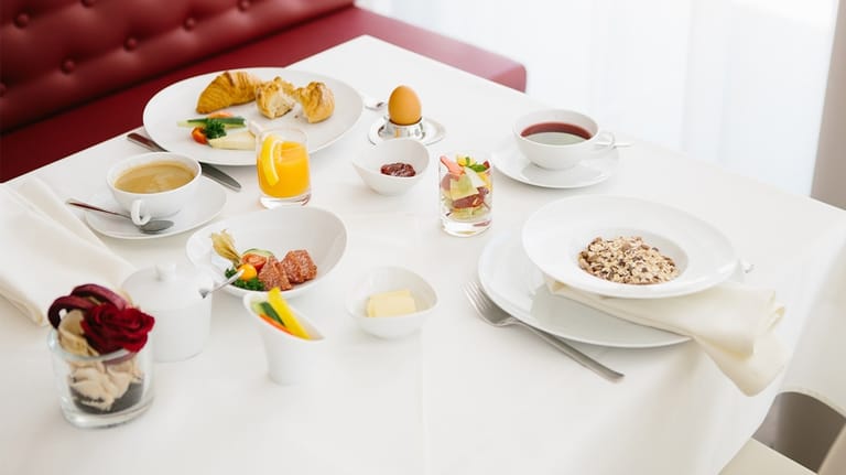 Tägliches Frühstück und ein Drei-Gänge-Menü sind im Übernachtungsgutschein für das Hotel Chester Heidelberg inbegriffen.