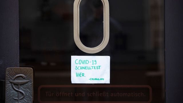 Bund und Länder haben Kriterien festgelegt, nach denen die Länder über weitere Öffnungsschritte entscheiden sollen. Bund und Länder haben Kriterien festgelegt, nach denen die Länder über weitere Öffnungsschritte entscheiden sollen.