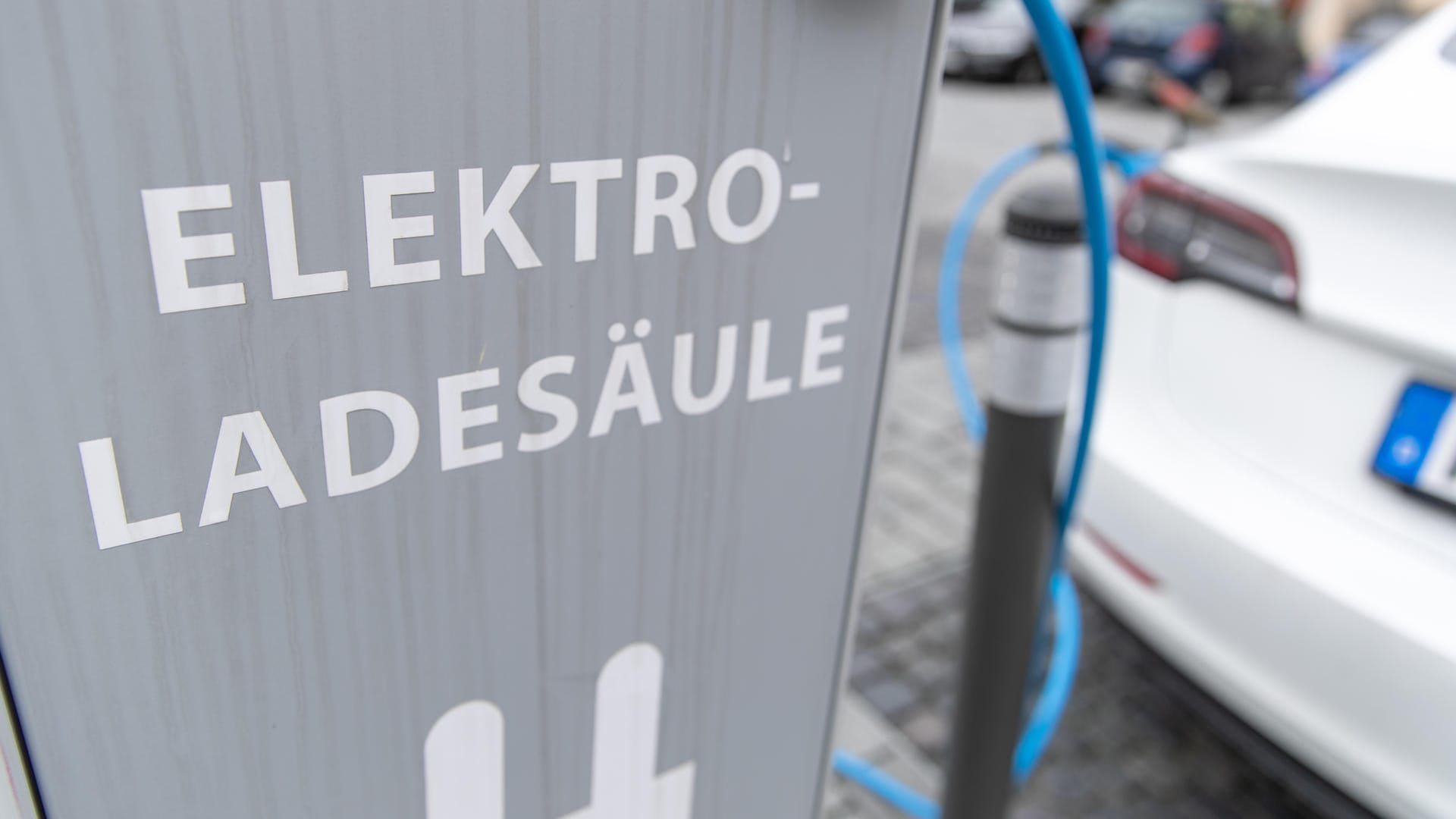 Ladesäule: Es entstehen immer mehr Ladestationen für Elektroautos.