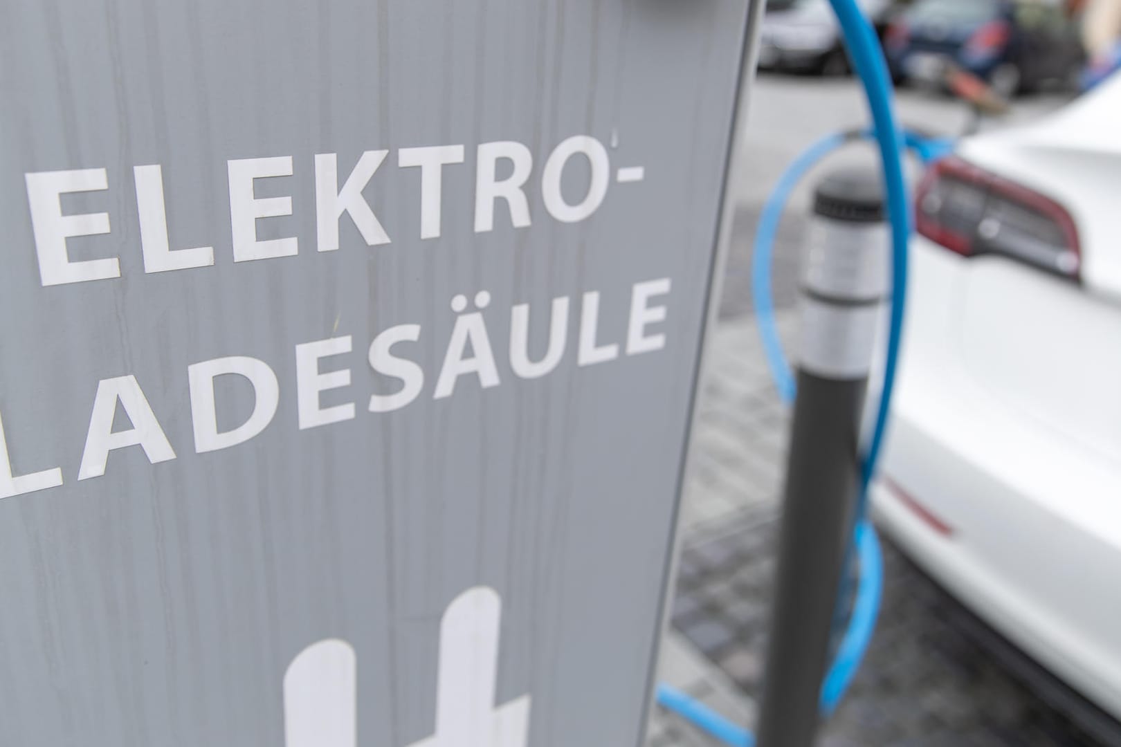 Ladesäule: Es entstehen immer mehr Ladestationen für Elektroautos.