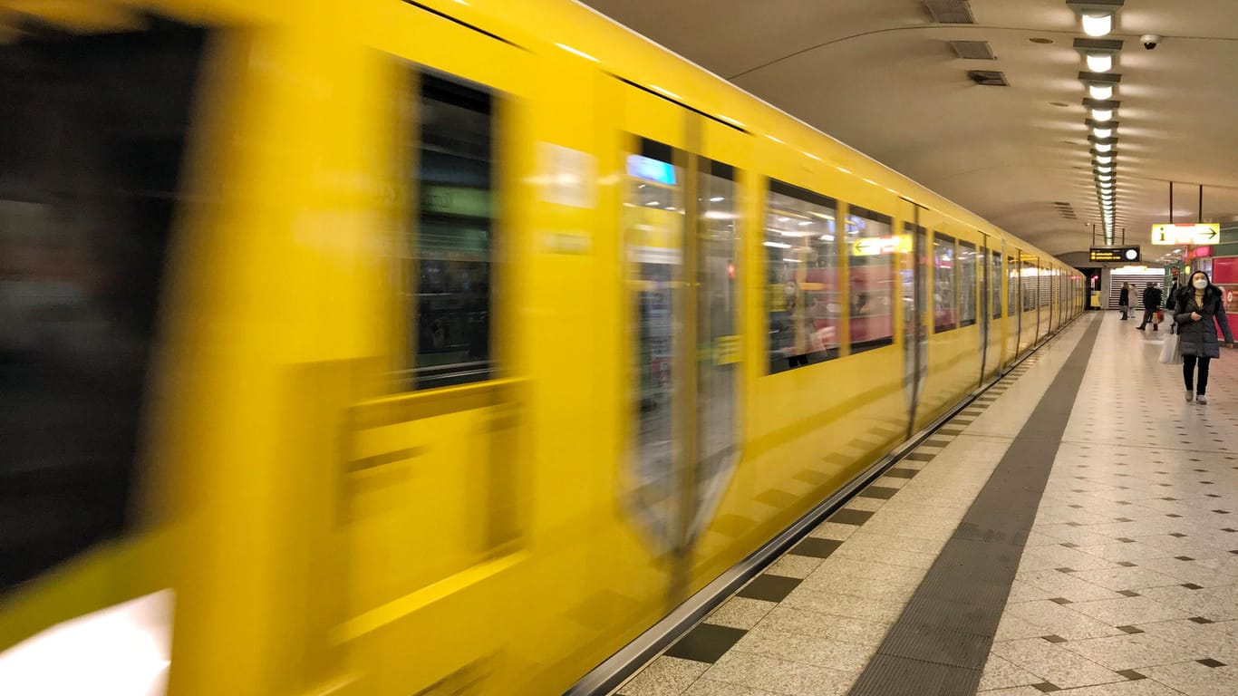 Eine U-Bahn im Bahnhof Zoologischer Garten (Symbolbild): In U-Bahnhöfen kommt es zu besonders vielen Straftaten.