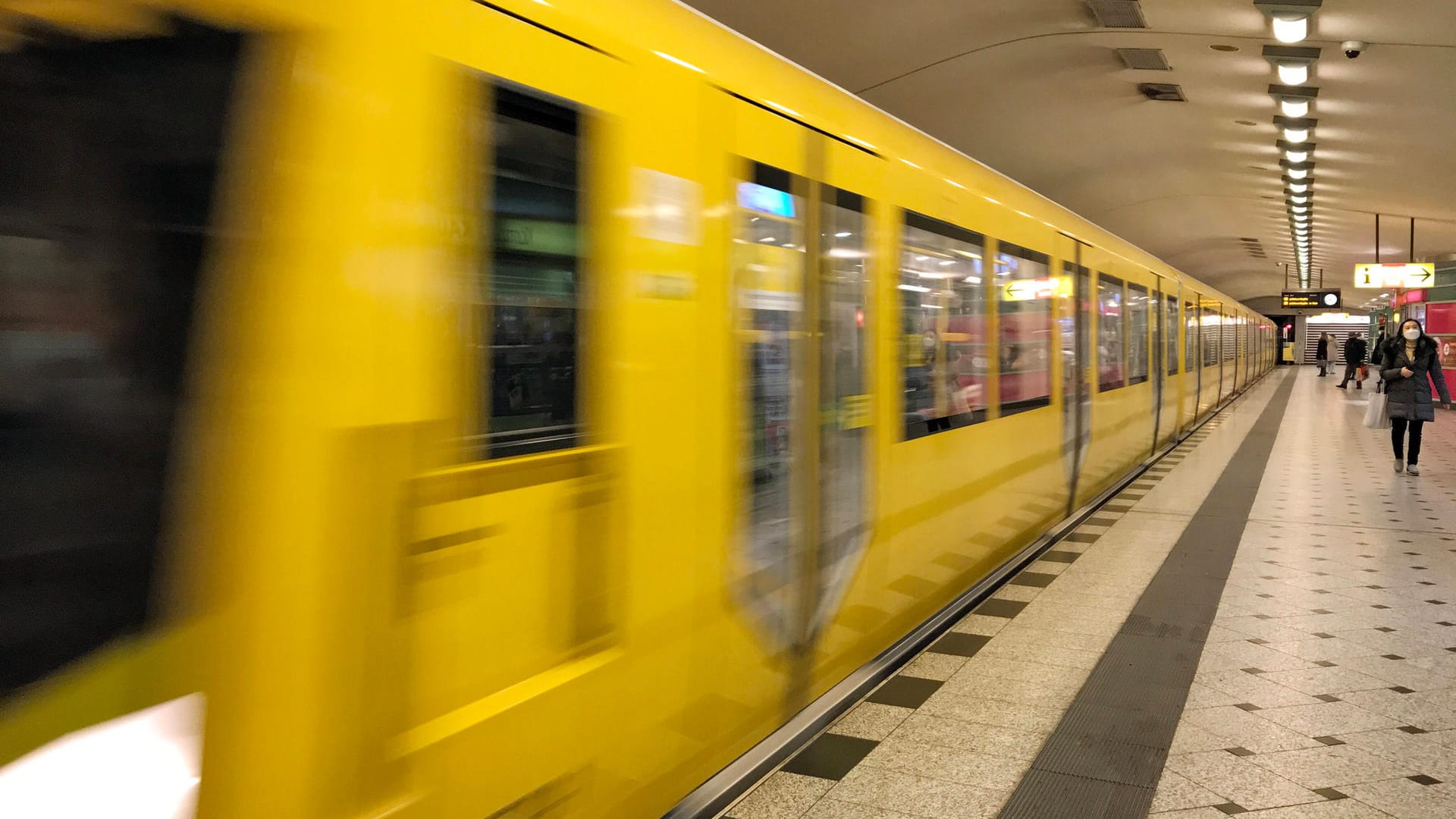Eine U-Bahn im Bahnhof Zoologischer Garten (Symbolbild): In U-Bahnhöfen kommt es zu besonders vielen Straftaten. Eine U-Bahn im Bahnhof Zoologischer Garten (Symbolbild): In U-Bahnhöfen kommt es zu besonders vielen Straftaten.