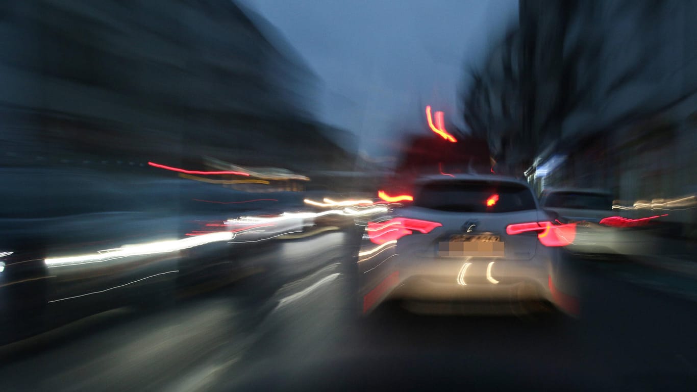 Autos fahren schnell durch die Stadt (Symbolbild): In Essen fand ein vermeintliches Autorennen statt.
