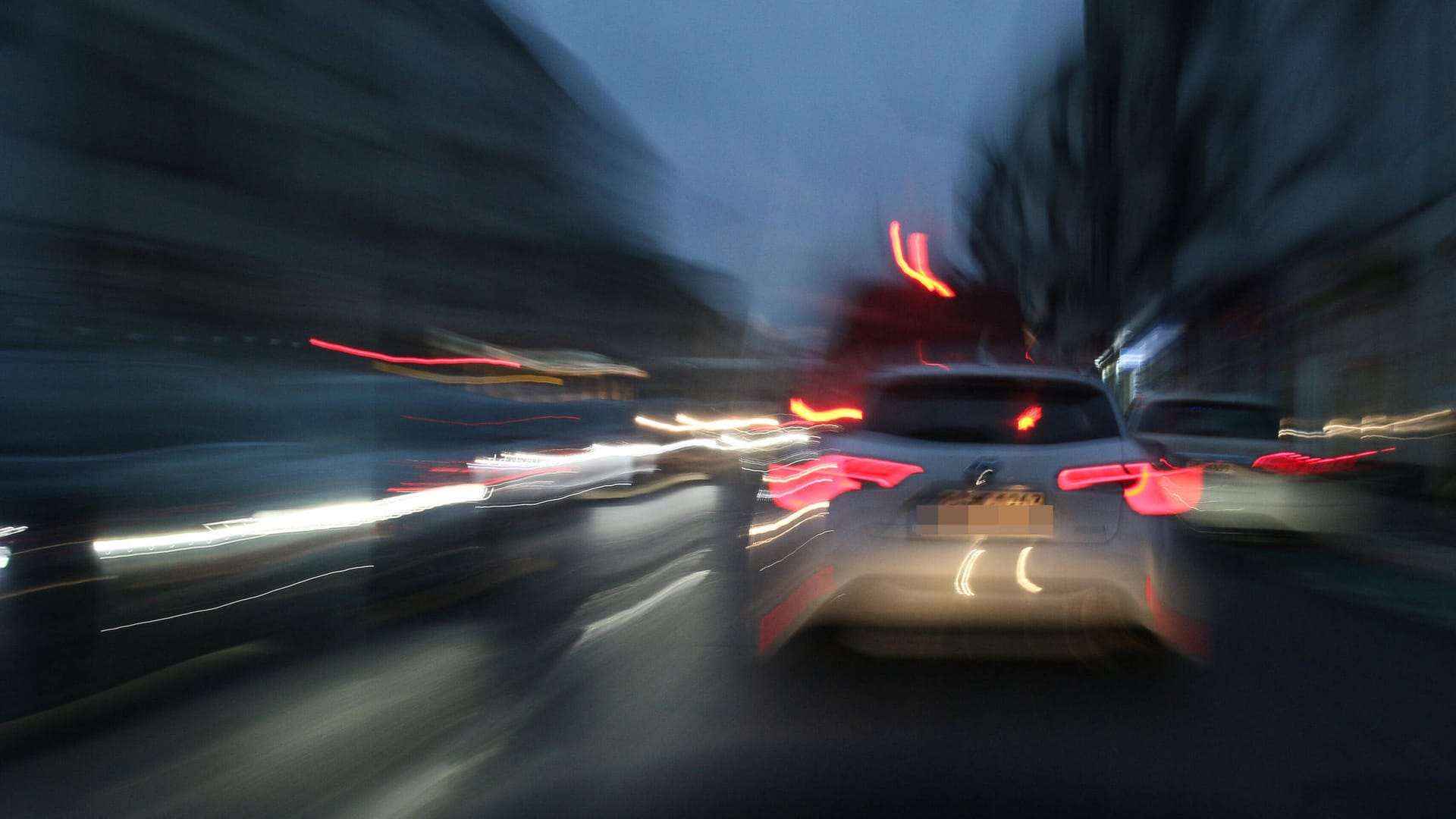 Autos fahren schnell durch die Stadt (Symbolbild): In Essen fand ein vermeintliches Autorennen statt. Autos fahren schnell durch die Stadt (Symbolbild): In Essen fand ein vermeintliches Autorennen statt.