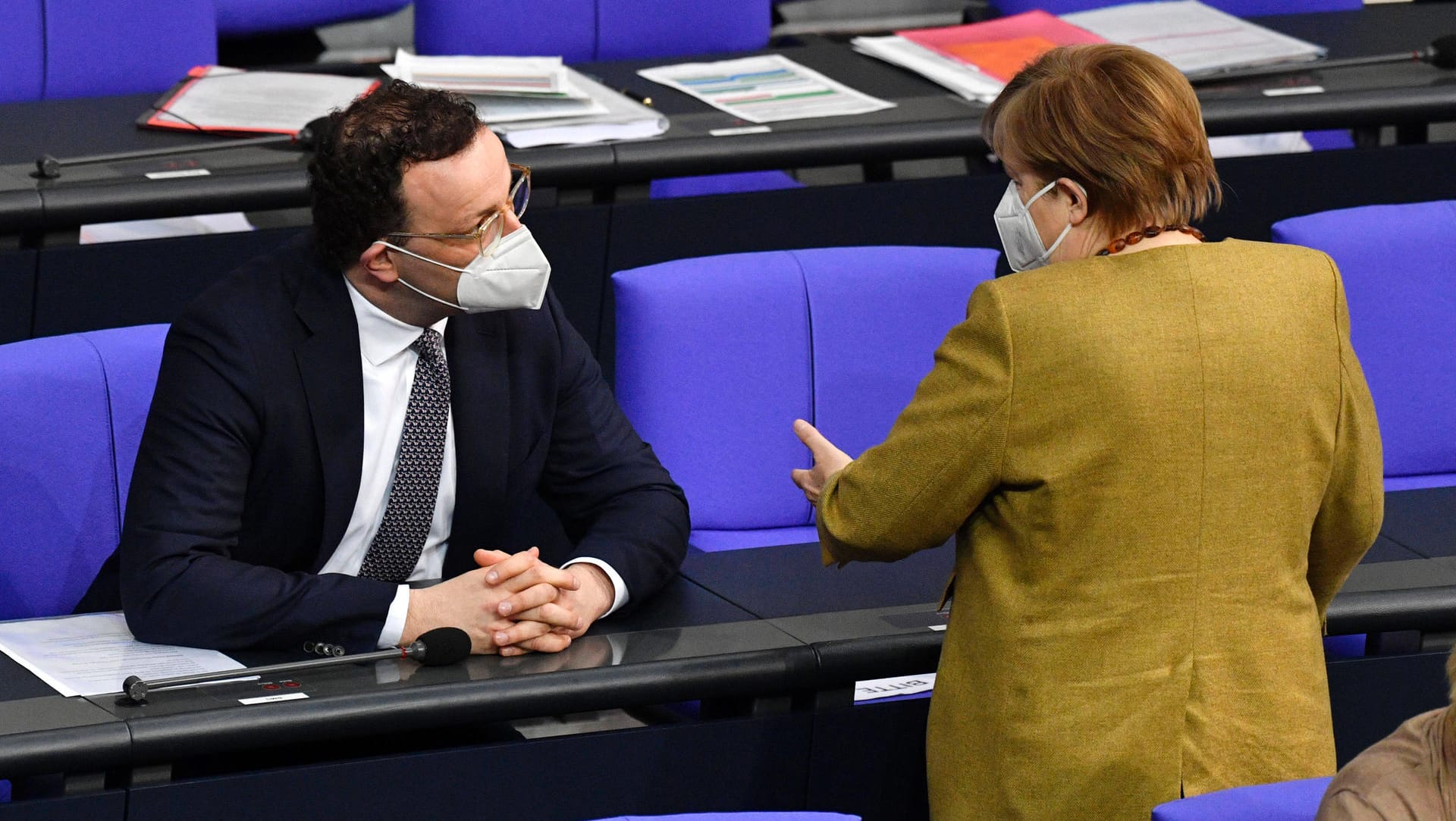 Jens Spahn und Angela Merkel im Bundestag: Doch die Pandemie sei "noch nicht am Ende", sagte der Gesundheitsminister.