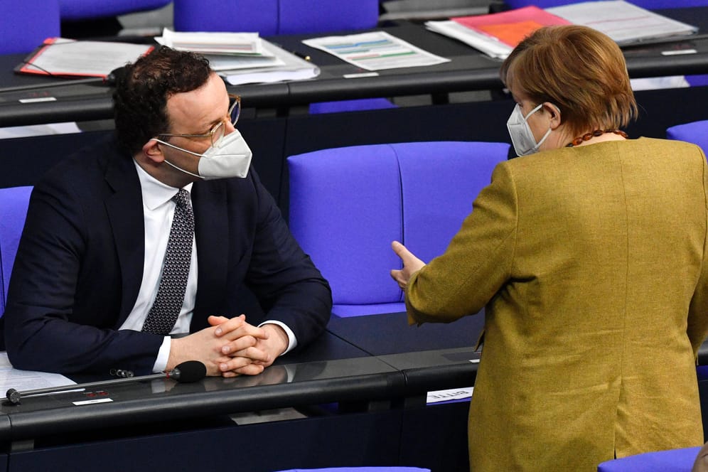 Jens Spahn und Angela Merkel im Bundestag: Doch die Pandemie sei "noch nicht am Ende", sagte der Gesundheitsminister.