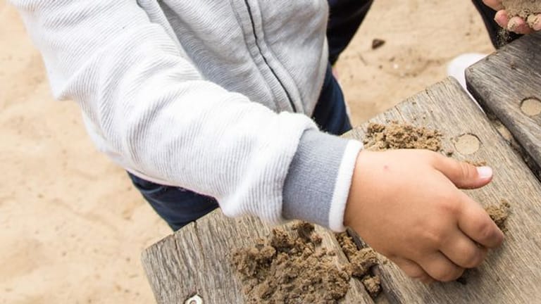 Sandkasten: Kinder dürfen und sollen ruhig auch mal im Dreck herumwühlen.
