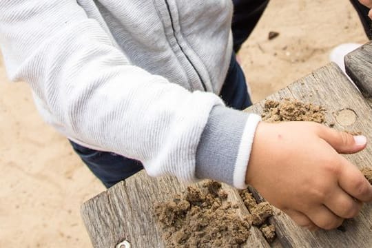 Sandkasten: Kinder dürfen und sollen ruhig auch mal im Dreck herumwühlen.