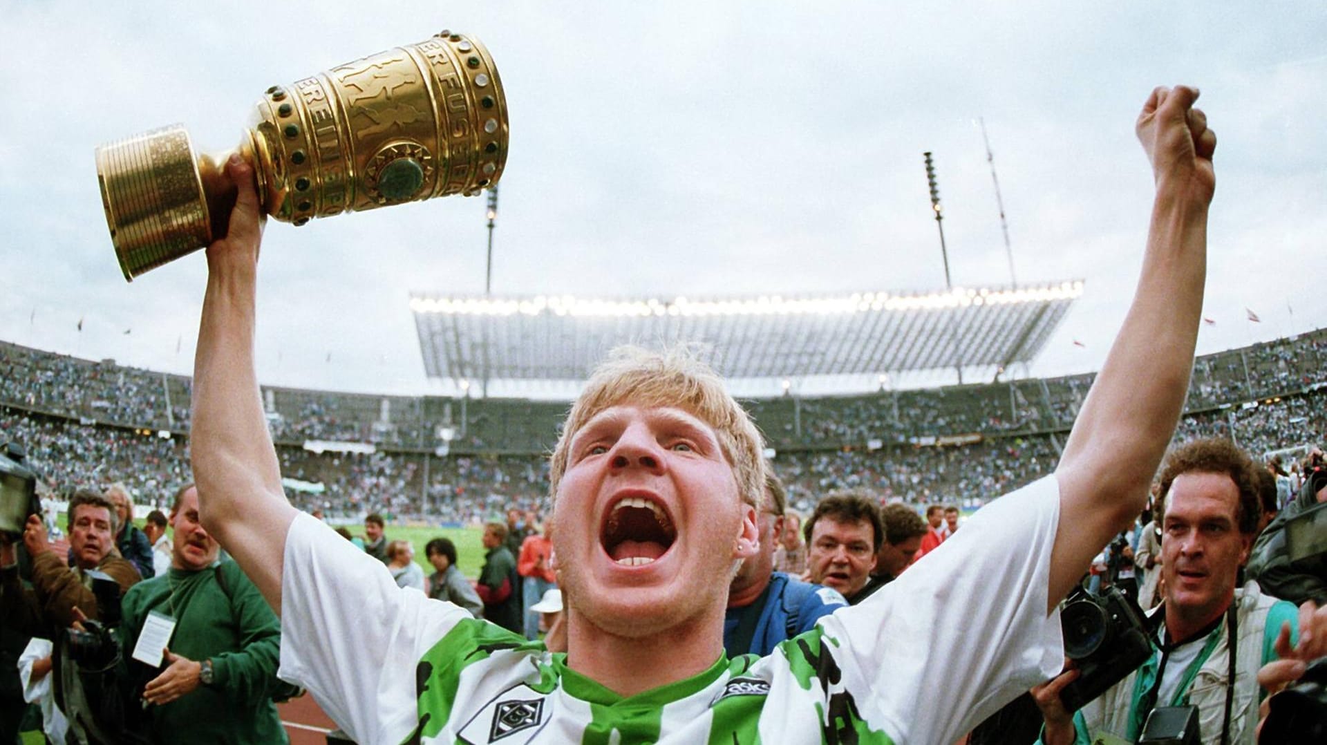 Jubel bei Stefan Effenberg: Er hat mit Gladbach 1995 den DFB-Pokal gewonnen.