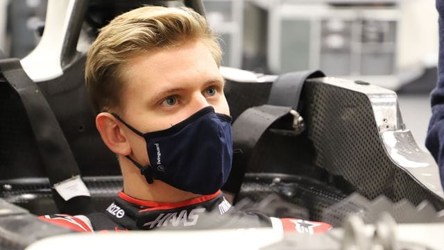 Neues Dienstauto: Haas-Pilot Mick Schumacher geht voller Tatendrang in sein Debütjahr in der Formel 1. Neues Dienstauto: Haas-Pilot Mick Schumacher geht voller Tatendrang in sein Debütjahr in der Formel 1.