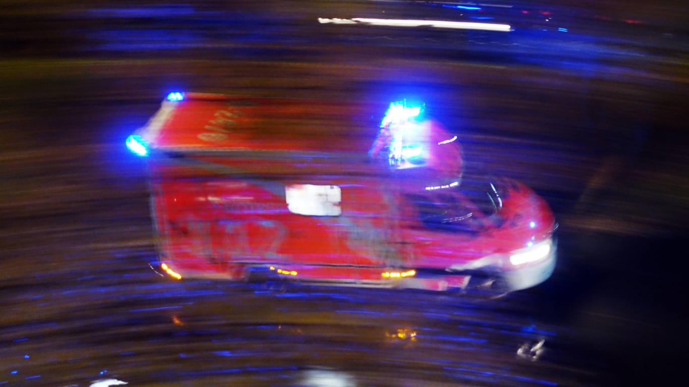 Ein Notarztwagen während der Fahrt (Symbolbild): In Solingen sind zwei Frauen bei einem Brand verletzt worden.