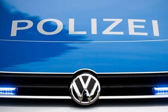Ein Blaulicht leuchtet an einer Polizeistreife (Symbolbild): Eine Frau ist bei Düsseldorf sexuell missbraucht worden.