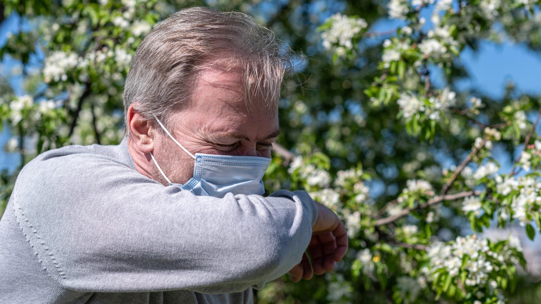 Allergiker: Für sie kann es sinnvoll sein, auch im Freien eine Schutzmaske zu tragen.