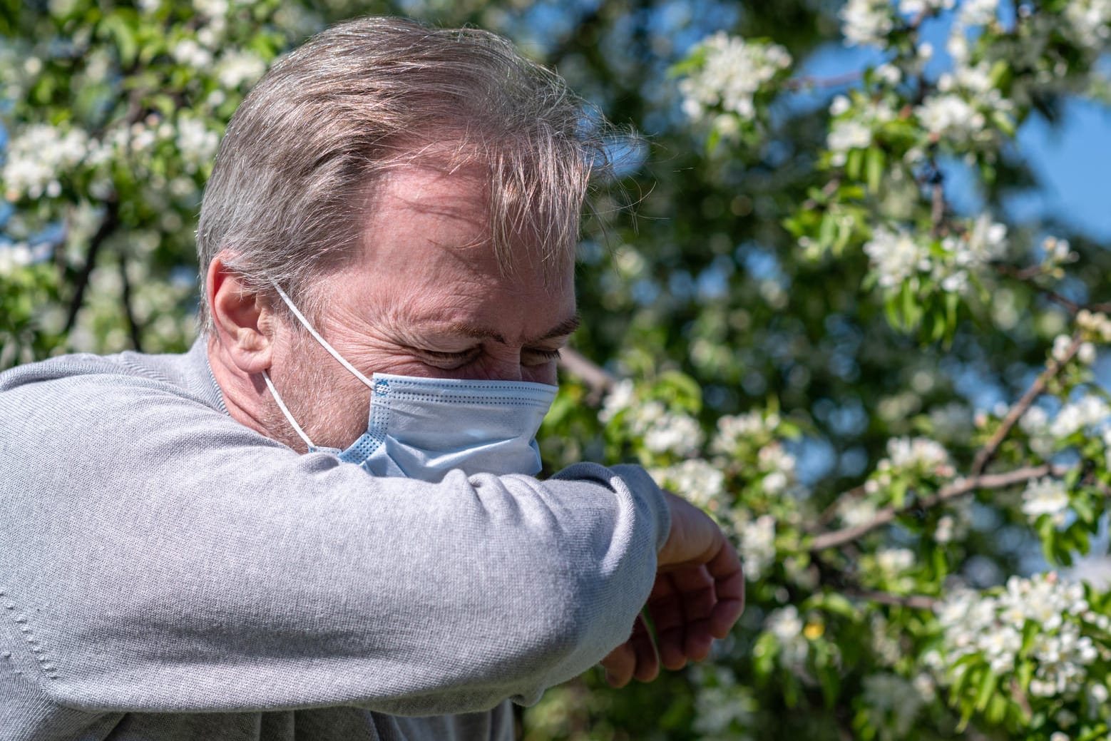 Allergiker: Für sie kann es sinnvoll sein, auch im Freien eine Schutzmaske zu tragen.