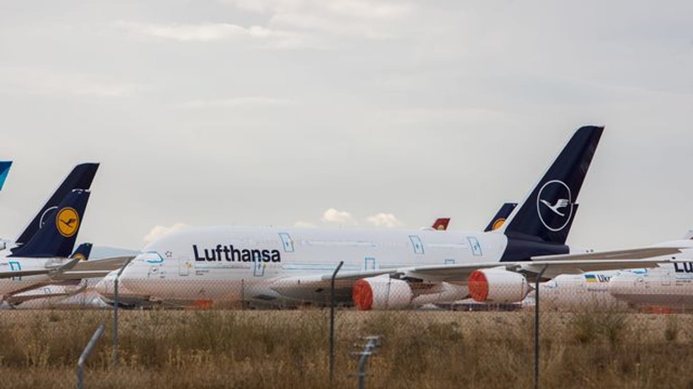 Ein Airbus A380 von Lufthansa (Archivbild): Das Unternehmen will sich von dem Flieger trennen.