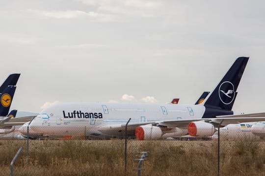 Ein Airbus A380 von Lufthansa (Archivbild): Das Unternehmen will sich von dem Flieger trennen.