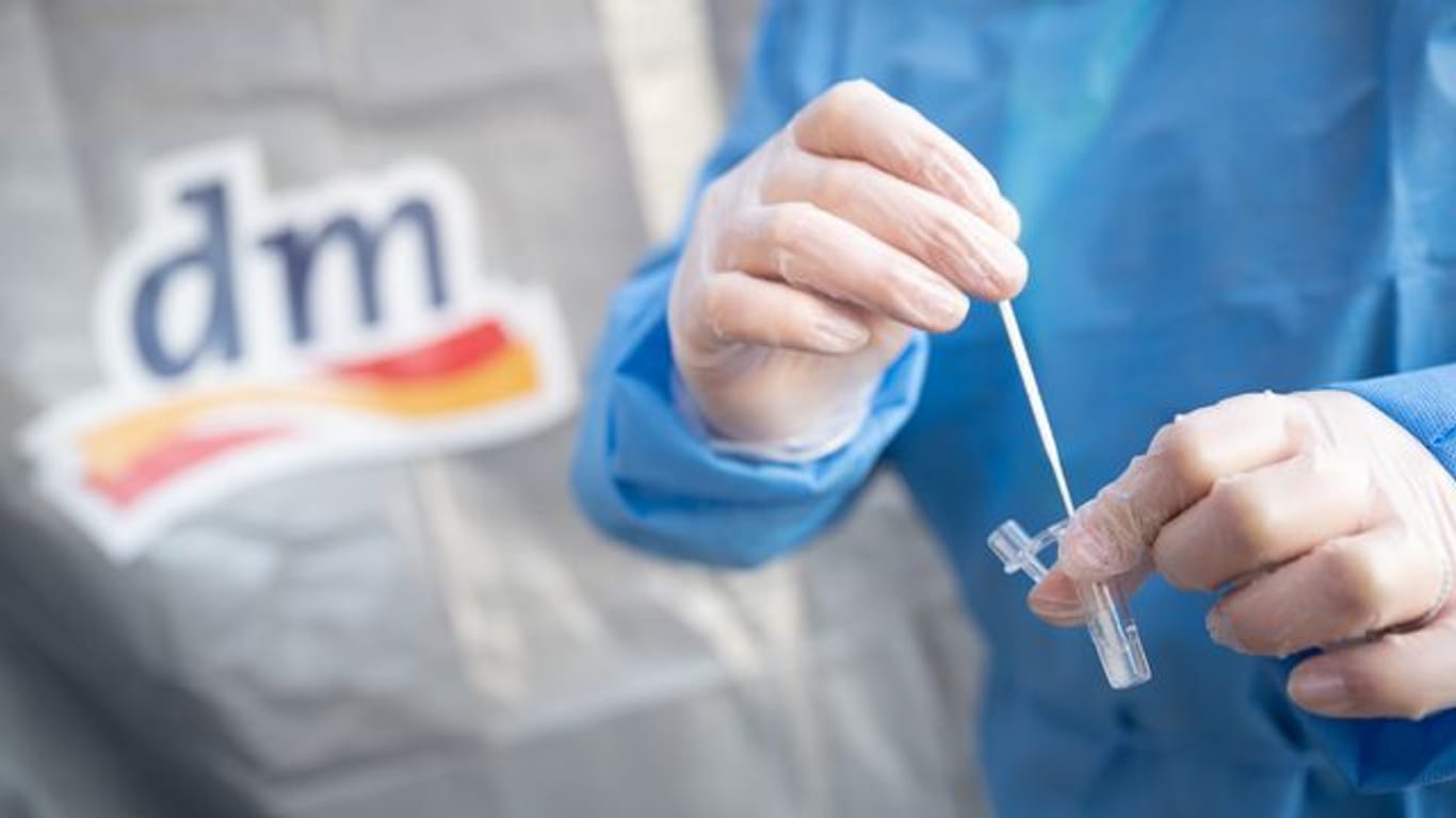 Schnelltests im Drogeriemarkt: dm will Test-Center in ganz Deutschland einrichten.