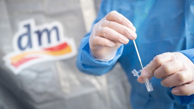 Schnelltests im Drogeriemarkt: dm will Test-Center in ganz Deutschland einrichten.