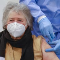 Ältere Frau in Essen wird geimpft: Der Impfstoff von Astrazeneca soll nun auch für Menschen über 64 Jahre empfohlen sein.